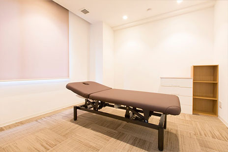 あざのレーザー治療を行う大阪梅田形成外科クリニックの待合室の簡易ベッド